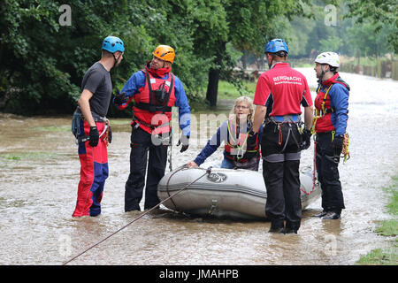 Silstedt, Allemagne. 26 juillet, 2017. Aides de l'Harz Bergwacht (lit. Sauvetage en montagne) récupérer une personne dans un bateau en caoutchouc Silstedt, Allemagne, 26 juillet 2017. Parties du district de Wernigerode sont coupés du monde extérieur à cause de l'inondation. Le niveau d'eau dans certaines rivières de l'état de Saxe-Anhalt a nettement augmenté en raison de la pluie continue. Les rivières de la région du Harz sont devenus fortement gonflée dans un temps très court, comme annoncé par le Centre de prévision à Magdeburg sur leur site web le mardi. Photo : Matthias Bein/dpa-Zentralbild/dpa/Alamy Live News Banque D'Images