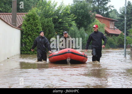 Silstedt, Allemagne. 26 juillet, 2017. Aides de l'Harz Bergwacht (lit. Sauvetage en montagne) recherche de personnes dans un bateau en caoutchouc Silstedt, Allemagne, 26 juillet 2017. Parties du district de Wernigerode sont coupés du monde extérieur à cause de l'inondation. Le niveau d'eau dans certaines rivières de l'état de Saxe-Anhalt a nettement augmenté en raison de la pluie continue. Les rivières de la région du Harz sont devenus fortement gonflée dans un temps très court, comme annoncé par le Centre de prévision à Magdeburg sur leur site web le mardi. Photo : Matthias Bein/dpa-Zentralbild/dpa/Alamy Live News Banque D'Images