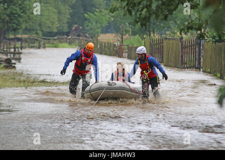 Silstedt, Allemagne. 26 juillet, 2017. Aides de l'Harz Bergwacht (lit. Sauvetage en montagne) récupérer une personne dans un bateau en caoutchouc Silstedt, Allemagne, 26 juillet 2017. Parties du district de Wernigerode sont coupés du monde extérieur à cause de l'inondation. Le niveau d'eau dans certaines rivières de l'état de Saxe-Anhalt a nettement augmenté en raison de la pluie continue. Les rivières de la région du Harz sont devenus fortement gonflée dans un temps très court, comme annoncé par le Centre de prévision à Magdeburg sur leur site web le mardi. Photo : Matthias Bein/dpa-Zentralbild/dpa/Alamy Live News Banque D'Images