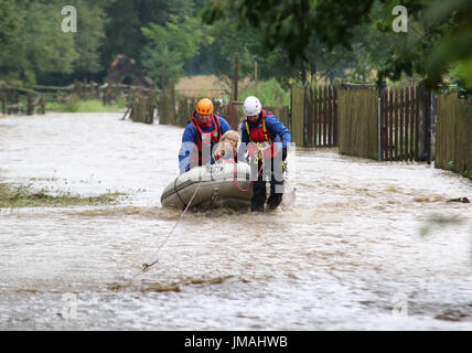 Silstedt, Allemagne. 26 juillet, 2017. Aides de l'Harz Bergwacht (lit. Sauvetage en montagne) récupérer une personne dans un bateau en caoutchouc Silstedt, Allemagne, 26 juillet 2017. Parties du district de Wernigerode sont coupés du monde extérieur à cause de l'inondation. Le niveau d'eau dans certaines rivières de l'état de Saxe-Anhalt a nettement augmenté en raison de la pluie continue. Les rivières de la région du Harz sont devenus fortement gonflée dans un temps très court, comme annoncé par le Centre de prévision à Magdeburg sur leur site web le mardi. Photo : Matthias Bein/dpa-Zentralbild/dpa/Alamy Live News Banque D'Images