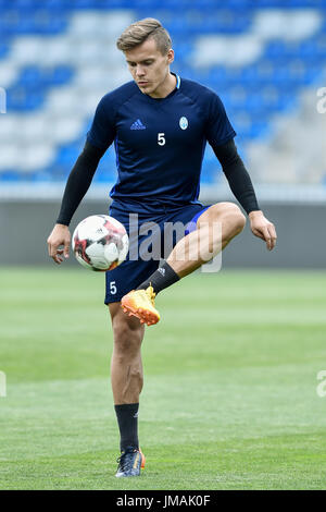 Mlada Boleslav, République tchèque. 26 juillet, 2017. Défenseur de FK Mlada Boleslav Tomas Fabian assiste à une session de formation avant le 3e tour de qualification, 1ère manche du Championnat européen de football match FK Mlada Boleslav vs Skenderbeu albanaise dans la région de Mlada Boleslav, République tchèque, le 26 juillet 2017. Photo : CTK Radek Petrasek/Photo/Alamy Live News Banque D'Images