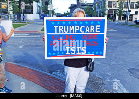 Youngstown, Ohio, USA. Le 25 juillet, 2017. Manifestant une femme se tient sur un coin de rue qui manifestent contre le projet de loi, Trumpcare healthcare initiative, lors d'une visite à la ville par le Président Trump. Credit : Mark Kanning/Alamy Live News Banque D'Images