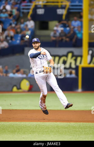 Saint Petersburg, Florida, USA. 26 juillet, 2017. Vous VRAGOVIC | fois.Rays de Tampa Bay de troisième but Evan Longoria (3) les champs la Talonnette femme ESD par Baltimore Orioles catcher Caleb Joseph (36) dans la cinquième manche du match entre les Orioles de Baltimore et les Rays de Tampa Bay au Tropicana Field à Saint-Pétersbourg, en Floride le mercredi, Juillet 26, 2017. Credit : Vragovic/Tampa Bay Times/ZUMA/Alamy Fil Live News Banque D'Images