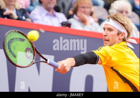 Hambourg, Allemagne. 26 juillet, 2017. L'Allemagne Cedrik-Marcel Stebe joue contre l'Argentine D. Schwartzman dans le men's single à l'ATP-Tour Tennis Open allemand à Hambourg, Allemagne, 26 juillet 2017. Photo : Daniel Bockwoldt/dpa/Alamy Live News Banque D'Images