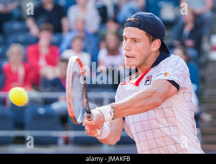 Hambourg, Allemagne. 26 juillet, 2017. L'Argentine Diego Schwartzman joue contre l'Allemagne C.-M.Stebe dans le men's single à l'ATP-Tour Tennis Open allemand à Hambourg, Allemagne, 26 juillet 2017. Photo : Daniel Bockwoldt/dpa/Alamy Live News Banque D'Images