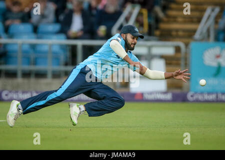 Leeds, UK. 26 juillet, 2017. Azeem Rafiq (Yorkshire Vikings) plongées à arrêter une balle passe pour quatre au cours de la Natwest T20 jeu entre le Yorkshire Vikings v Jets Durham le mercredi 26 juillet 2017. Photo par Mark P Doherty. Credit : Pris Light Photography Limited/Alamy Live News Banque D'Images