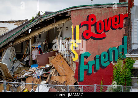 West Philadelphia, USA. 26 juillet, 2017. Détail de la scène d'une maison près de l'effondrement de la rue du marché dans l'ouest de Philadelphie, serait causée par la construction sur une propriété adjacente, le mercredi 26 juillet 2017. Crédit : Michael Candelori/Alamy Live News Banque D'Images