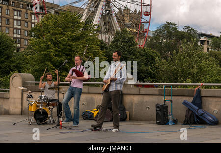 Edinburgh, Ecosse, Royaume-Uni. 26 juillet, 2017. Arts de la rue de La filature de la bande au Blowfish monticule sur Princes Street, Édimbourg, en face de la Grande Roue du Festival Banque D'Images