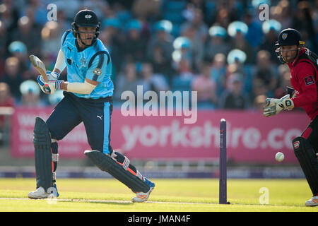 Leeds, UK. 26 juillet, 2017. David Willey (Yorkshire Vikings) montres le ballon comme son tir va vers le joueur défensif au cours de la Natwest T20 jeu entre le Yorkshire Vikings v Jets Durham le mercredi 26 juillet 2017. Photo par Mark P Doherty. Credit : Pris Light Photography Limited/Alamy Live News Banque D'Images