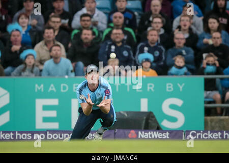 Leeds, UK. 26 juillet, 2017. Matthew Fisher (Yorkshire Vikings) se concentre sur l'obtention en position en plongée de l'avant comme il est sur le point d'attraper Paul Collingwood (Durham) par la frontière au cours de la Natwest T20 jeu entre le Yorkshire Vikings v Jets Durham le mercredi 26 juillet 2017. Photo par Mark P Doherty. Credit : Pris Light Photography Limited/Alamy Live News Banque D'Images