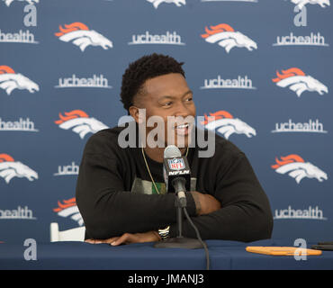 Englewood, Colorado, USA. 26 juillet, 2017. Denver Broncos WR DEMARYIUS THOMAS s'adresser aux médias au cours de la formation de Denver Broncos Médias Camp Barbecue au UCHealth Installation à Dove Valley mercredi après-midi. Formation Broncos Camp commence jeudi matin. Credit : Hector Acevedo/ZUMA/Alamy Fil Live News Banque D'Images