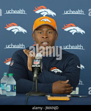 Englewood, Colorado, USA. 26 juillet, 2017. L'entraîneur-chef des Broncos de Denver JOSEPH VANCE s'adresser aux médias au cours de la formation de Denver Broncos Médias Camp Barbecue au UCHealth Installation à Dove Valley mercredi après-midi. Formation Broncos Camp commence jeudi matin. Credit : Hector Acevedo/ZUMA/Alamy Fil Live News Banque D'Images