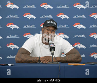 Englewood, Colorado, USA. 26 juillet, 2017. Denver Broncos OLB VON MILLER s'adresser aux médias au cours de la formation de Denver Broncos Médias Camp Barbecue au UCHealth Installation à Dove Valley mercredi après-midi. Formation Broncos Camp commence jeudi matin. Credit : Hector Acevedo/ZUMA/Alamy Fil Live News Banque D'Images