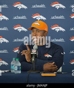 Englewood, Colorado, USA. 26 juillet, 2017. L'entraîneur-chef des Broncos de Denver JOSEPH VANCE s'adresser aux médias au cours de la formation de Denver Broncos Médias Camp Barbecue au UCHealth Installation à Dove Valley mercredi après-midi. Formation Broncos Camp commence jeudi matin. Credit : Hector Acevedo/ZUMA/Alamy Fil Live News Banque D'Images