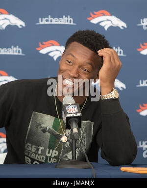 Englewood, Colorado, USA. 26 juillet, 2017. Denver Broncos WR DEMARYIUS THOMAS est tout sourire alors qu'il s'adresser aux médias au cours de la formation de Denver Broncos Médias Camp Barbecue au UCHealth Installation à Dove Valley mercredi après-midi. Formation Broncos Camp commence jeudi matin. Credit : Hector Acevedo/ZUMA/Alamy Fil Live News Banque D'Images