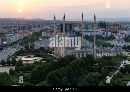 La Tchétchénie. 24 juillet, 2017. Photo prise le 24 juillet 2017 montre une vue générale de l'Akhmad Kadyrov 'Coeur de Tchétchénie" mosquée centrale à Grozny, Tchétchénie, la Russie. Credit : Bai Xueqi/Xinhua/Alamy Live News Banque D'Images