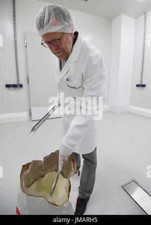 Wilhelmshaven, Allemagne. Apr 25, 2017. ARCHIVE - Josef Herbers, chef inspecteur de l'Agence fédérale allemande pour l'agriculture et l'Alimentation (BLE) prend un échantillon sur un sac rempli de poudre de lait écrémé au seaport-Nordfrost terminal de l'JadeWeserPort à Wilhelmshaven, Allemagne, 25 avril 2017. Photo : Carmen Jaspersen/dpa/Alamy Live News Banque D'Images