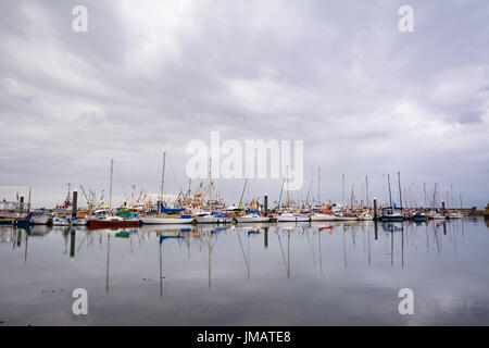 Newlyn, Cornwall, UK. 27 juillet 2017. Météo britannique. Le ciel dans le sud-ouest de Cornwall a été recouverte d'une épaisse couche de nuages au lever du soleil ce matin. La prévision pour la journée a une chance d'un peu de soleil, et de fortes averses. Crédit : Simon Maycock/Alamy Live News Banque D'Images