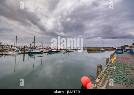 Newlyn, Cornwall, UK. 27 juillet 2017. Météo britannique. Le ciel dans le sud-ouest de Cornwall a été recouverte d'une épaisse couche de nuages au lever du soleil ce matin. La prévision pour la journée a une chance d'un peu de soleil, et de fortes averses. Crédit : Simon Maycock/Alamy Live News Banque D'Images