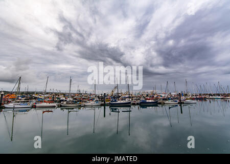 Newlyn, Cornwall, UK. 27 juillet 2017. Météo britannique. Le ciel dans le sud-ouest de Cornwall a été recouverte d'une épaisse couche de nuages au lever du soleil ce matin. La prévision pour la journée a une chance d'un peu de soleil, et de fortes averses. Crédit : Simon Maycock/Alamy Live News Banque D'Images