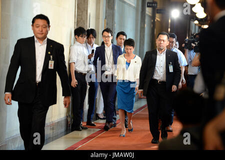 Tokyo, Japon. 27 juillet, 2017. Le chef du Parti démocrate du Japon Renho (2e R) promenades pour le parlement à Tokyo, Japon, Juillet 27, 2017. Renho a annoncé sa décision de se retirer comme le leader du plus grand parti d'opposition jeudi. Credit : Ma Ping/Xinhua/Alamy Live News Banque D'Images