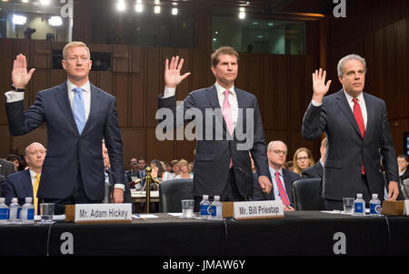 De gauche à droite : Adam Hickey, Sous-procureur général adjoint, Division de la sécurité nationale, Ministère de la Justice des États-Unis ; E.W. 'Loi' Priestap, Directeur adjoint, Division de contre-espionnage, Federal Bureau of Investigation (FBI), et Michael Horowitz, Inspecteur général, ministère américain de la Justice, sont assermentés à témoigner devant le comité du Sénat américain sur le débat de surveillance judiciaire d'examiner la Foreign Agents Registration Act (FARA) et tente d'influer sur les élections américaines, l'accent sur les enseignements tirés de l'exercice en cours et administrations sur la colline du Capitole à Washington, DC sur W Banque D'Images