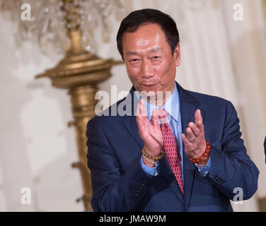 Washington, Us. 26 juillet, 2017. Chef de la direction de Foxconn Terry Gou applaudit lors de l'annonce de la création d'une usine de Foxconn à être construit dans le Wisconsin pour construire des moniteurs à écran plat LCD à la Maison Blanche à Washington, DC, le 26 juillet 2017. Crédit : Chris Kleponis/CNP - AUCUN FIL SERVICE - Photo : Chris Kleponis/consolidé/dpa/Alamy Live News Banque D'Images