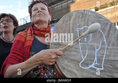 Varsovie, Pologne. 26 juillet, 2017. Les gens de protestation devant le bureau du chef du parti au pouvoir Jaroslaw Kaczynski lors d'un rallye, à Varsovie, Pologne, le mercredi 26 juillet 2017. L'exécutif de l'Union européenne reste ouverte pour le déclenchement de sanctions contre la Pologne pour la limitation de l'indépendance judiciaire en dépit du veto du président polonais de parties d'une révision juridique controversée, un haut fonctionnaire de l'UE a déclaré mercredi. Syrucek Crédit : Milan/CTK Photo/Alamy Live News Banque D'Images