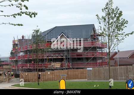 Maidstone, Kent, UK. Jeudi 27 Juillet 2017.avec les agents immobiliers à travers le pays qui souffre d'un ralentissement dans le marché du logement la construction de nouvelles maisons continue sur le bord de Maidstone, Banque D'Images