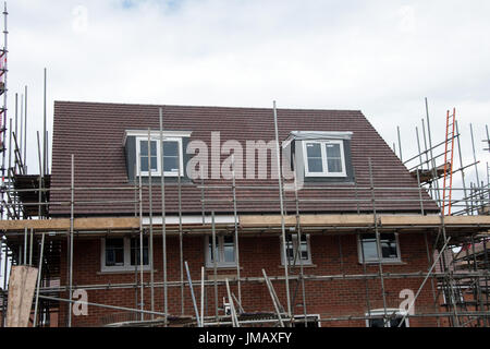 Maidstone, Kent, UK. Jeudi 27 Juillet 2017.avec les agents immobiliers à travers le pays qui souffre d'un ralentissement dans le marché du logement la construction de nouvelles maisons continue sur le bord de Maidstone, Banque D'Images