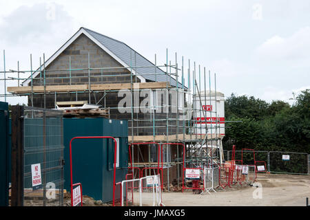 Maidstone, Kent, UK. Jeudi 27 Juillet 2017.avec les agents immobiliers à travers le pays qui souffre d'un ralentissement dans le marché du logement la construction de nouvelles maisons continue sur le bord de Maidstone, Banque D'Images