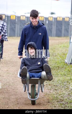 Malmesbury, Wiltshire. 27 juillet 2017. Les amateurs de festivals arrivent dans la bonne humeur et désireux de préparer le camp pour le 35e festival de musique et de danse qui a eu lieu dans le magnifique parc du Charlton Park. Credit : Wayne Farrell/Alamy Live News Banque D'Images