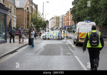 Londres, Royaume-Uni. 27 juillet, 2017. Stoke Newington Church Street et d'autres routes fermées par la police près de Abney Park Cemetery à la suite des rapports d'un couteau. Carol crédit Moir/Alamy Live News. Banque D'Images