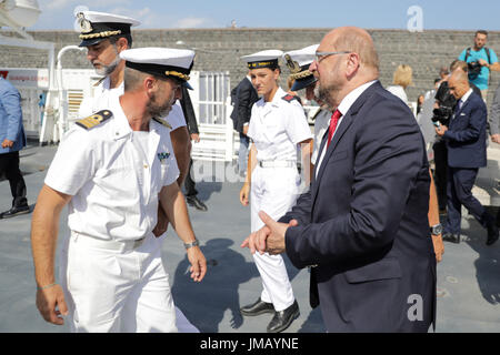 Catane, Italie. 27 juillet, 2017. Chancelier SPD candidat et parti, Martin Schulz, visiter le port où les réfugiés secourus en Méditerranée arrivent, à Catane, Italie, 27 juillet 2017. Photo : Kay Nietfeld/dpa/Alamy Live News Banque D'Images