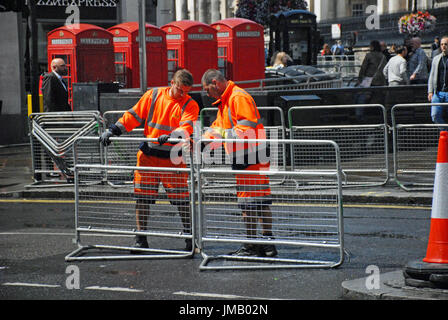 Londres, Royaume-Uni. 27 juillet, 2017. Les obstacles mis en place dans le volet extérieur de la gare de Charing Cross dans le West End à Prudential bike ride ce weekend. Le trajet est controversée car elle entraîne beaucoup de perturbations pour la circulation dans la capitale. Credit : JOHNNY ARMSTEAD/Alamy Live News Banque D'Images