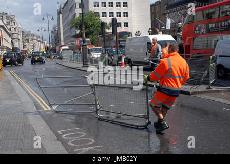Londres, Royaume-Uni. 27 juillet, 2017. Les obstacles mis en place dans le volet extérieur de la gare de Charing Cross dans le West End à Prudential bike ride ce weekend. Le trajet est controversée car elle entraîne beaucoup de perturbations pour la circulation dans la capitale. Credit : JOHNNY ARMSTEAD/Alamy Live News Banque D'Images