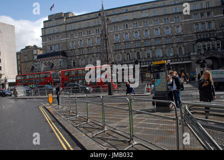 Londres, Royaume-Uni. 27 juillet, 2017. Les obstacles mis en place dans le volet extérieur de la gare de Charing Cross dans le West End à Prudential bike ride ce weekend. Le trajet est controversée car elle entraîne beaucoup de perturbations pour la circulation dans la capitale. Credit : JOHNNY ARMSTEAD/Alamy Live News Banque D'Images