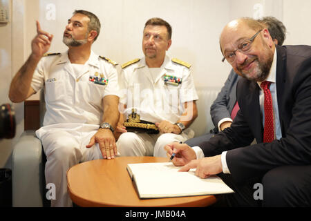 Catane, Italie. 27 juillet, 2017. Chancelier SPD candidat et parti, Martin Schulz (r) visite un navire de garde-côtes italiens dans le port où les réfugiés secourus en Méditerranée arrivent, à Catane, Italie, 27 juillet 2017. Photo : Kay Nietfeld/dpa/Alamy Live News Banque D'Images