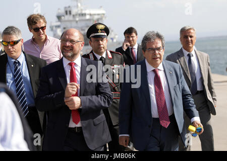 Catane, Italie. 27 juillet, 2017. SPD-Kanzlerkandidat Parteivorsitzende und Martin Schulz und Enzo Bianco, Bürgermeister von Catania, besuchen am 27.07.2017 den Hafen von Catania, Italie. Dans Catania kommen die im Mittelmeer geretteten Flüchtlinge 1933-1945 un. Foto : Kay Nietfeld/dpa/Alamy Live News Banque D'Images