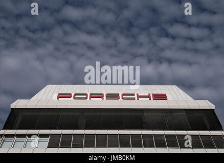 Fichier - Un fichier photo datée du 10 mars 2015 montre les nuages au siège de Porsche à Stuttgart-Zuffenhausen, Allemagne. Photo : Marijan Murat/dpa Banque D'Images