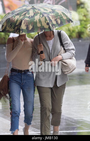 Londres, Royaume-Uni. 27 juillet, 2017. Les piétons dans l'ouest de Londres sont pris dans des averses de pluie sur une journée de météo changeante dans la capitale : Crédit amer ghazzal/Alamy Live News Banque D'Images