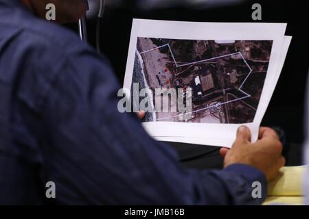 26 juillet 2017 - Oxnard, Californie, États-Unis - une personne est titulaire d'un satellite de la Puente Power Plant au cours d'une audience de la California Energy Commission pour discuter de l'impact de la construction de l'usine à Oxnard, Californie. Les centrales au gaz prévue pour une centrale électrique à la construction d'une centrale électrique existante à l'Oxnard Mandalay Beach est en voie d'une décision définitive. Il y a actuellement trois usines à gaz le long de la côte de la ville et l'usine de Puente deviendrait le quatrième si approuvé. (Crédit Image : © Joel Angel Juarez via Zuma sur le fil) Banque D'Images