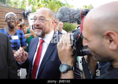 Catane, Italie. 27 juillet, 2017. Chancelier SPD candidat et parti, Martin Schulz (C) visite un centre de réfugiés à Catane, Italie, 27 juillet 2017. Catane est le port où les réfugiés secourus en Méditerranée arrivent. Photo : Kay Nietfeld/dpa/Alamy Live News Banque D'Images