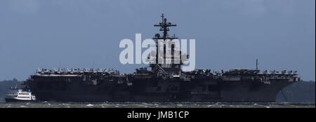 Portsmouth, Angleterre. 27 juillet, 2017. - Visite - Le porte-avions USS George H W Bush, un porte-avions de la classe Nimitz américain et l'un des plus importants de ce type dans le monde, est arrivé dans le Solent aujourd'hui d'engager du personnel de la Marine royale. Le transporteur, qu'on voit ici ancrée dans Stokes Bay, est prévue pour la dernière partie de fonctionnement inhérents, l'exercice de formation de deux semaines pour les forces de la Coalition mondiale contre ISIS. Deux frégates Type 23 HMS Iron Duke et Westminster avec Wave Ruler se joindra à l'exercice. Photo : Steve Foulkes/Ajax/Alamy Live News. Banque D'Images