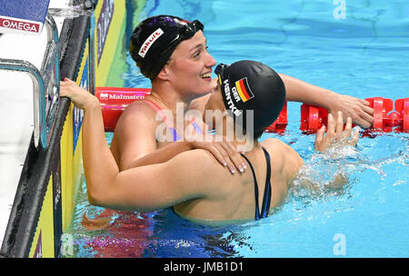 Budapest, Hongrie. 27 juillet, 2017. Mireia Belmonte de l'Espagne (L) est félicité par Franziska Hentke d'Allemagne après le 200m papillon lors de la finale des Championnats du monde FINA 2017 à Budapest, Hongrie, 27 juillet 2017. Photo : Axel Heimken/dpa/Alamy Live News Banque D'Images