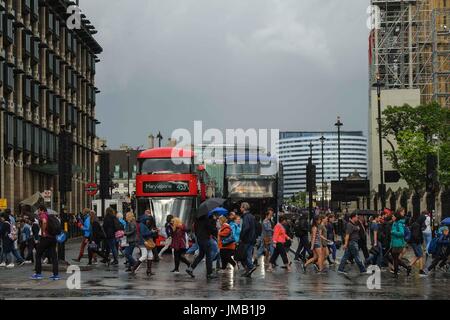 Londres, Royaume-Uni. 27 juillet, 2017. Forte pluie douche à la place du Parlement. Credit : claire doherty/Alamy Live News Banque D'Images