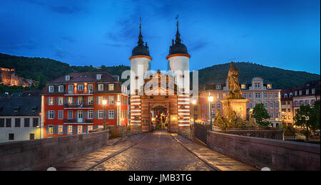 Vieux pont éclairé Gate sur pont Karl Theodor à Heidelberg, Bade-Wurtemberg, Allemagne Banque D'Images