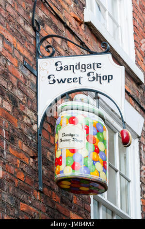 Un signe pour Sandgate Sweet Shop sur un magasin à Whitby, North Yorkshire Banque D'Images