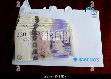 Lettre de la Barclays Bank et tas de £20 notes Banque D'Images