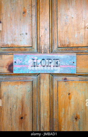 'Hope' pancarte sur une porte en bois. Banque D'Images